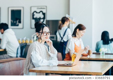 在一家咖啡館工作的年輕女子 83669791