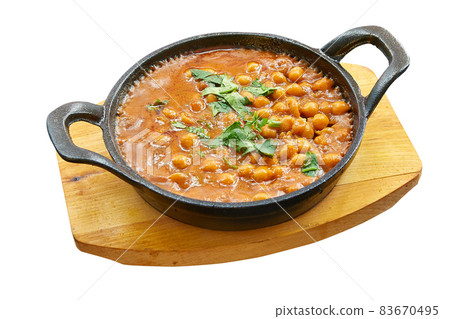 Overhead  shot of chana masala in little pan. 83670495