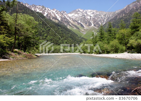 信州上高地、清澈流淌的梓川被春天的清新綠色和背景中可以看到的穗高山脈所環繞 83670706