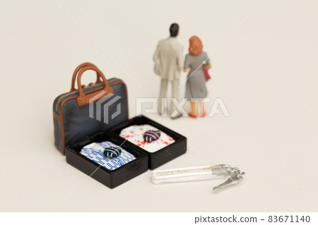 酒店房間鑰匙和情侶約會浪漫事件的形象 83671140