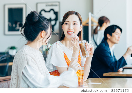 放鬆在咖啡館的一個少婦 83671173