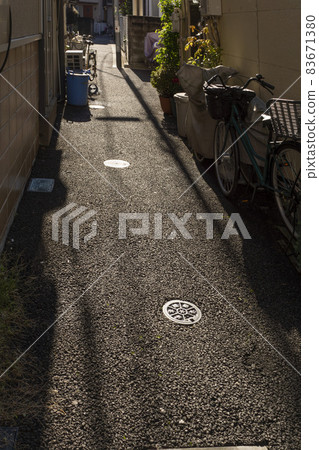 狹窄的小路,在陽光下 狹窄的小路,在陽光下 83671380