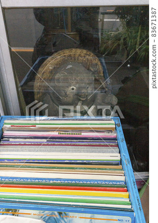 一家古董店的記錄和貉的小雕像 一家古董店的記錄和貉的小雕像 83671387
