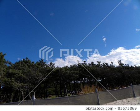 藍天和白色雲彩在Inage沿岸航行 83673869