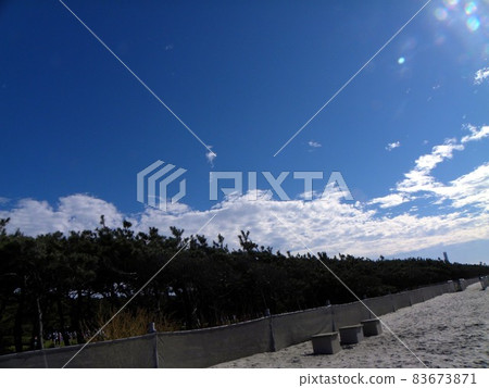 藍天和白色雲彩在Inage沿岸航行 藍天和白色雲彩在Inage沿岸航行 83673871