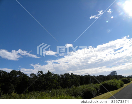 Blue sky and white clouds at Inage Seaside Park 83673874