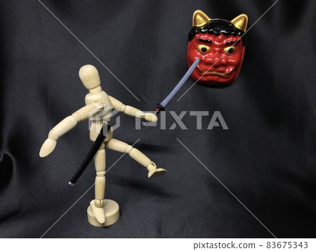 一個木製人偶,贏得了消滅惡魔的戰鬥並最終刺傷了惡魔。勝利、戰士、武士和英雄的圖像。 一個木製人偶,贏得了消滅惡魔的戰鬥並最終刺傷了惡魔。勝利、戰士、武士和英雄的圖像。 83675343