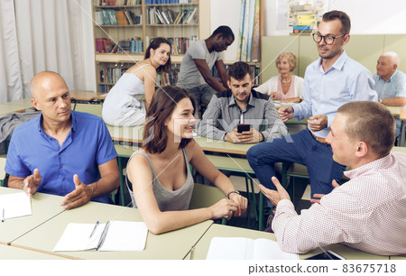 Men and women discussion during course Men and women discussion during course 83675718