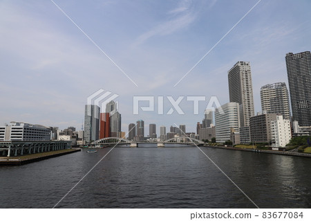 從築地大橋(東京都中央區)看到的隅田川和勝渡橋 從築地大橋(東京都中央區)看到的隅田川和勝渡橋 83677084