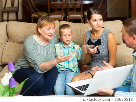 Bank employee tells family about a good loan 83680518