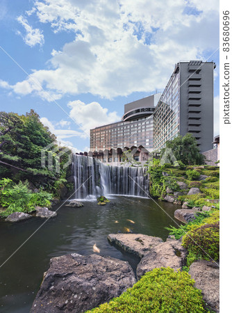 [Kioi, Tokyo] Wide-angle shot of Otaki falling in a pond in the Japanese garden of Hotel New Otani. 83680696
