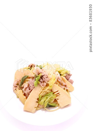 Bamboo shoot and spring cabbage pasta bright background 83681930