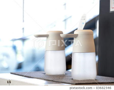 入口處安裝手消毒劑 83682346