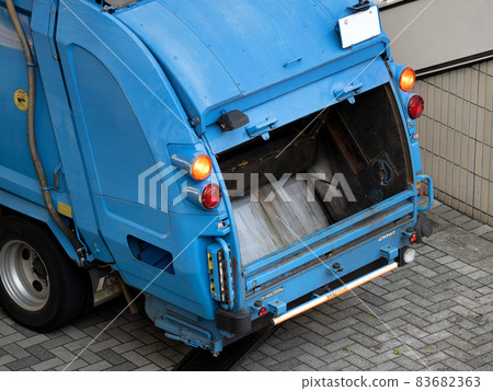 Garbage truck 83682363