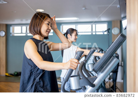 Women training in the gym (sweat / fatigue) Women training in the gym (sweat / fatigue) 83682972