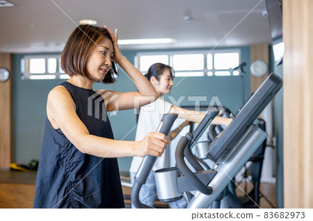 Women training in the gym (sweat / fatigue) 83682973