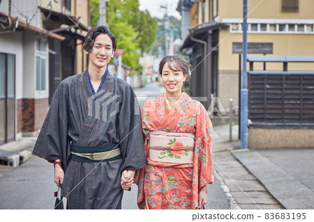一對穿著和服在日田市豆田町觀光的年輕夫婦 83683195