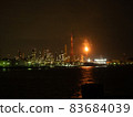 船舶和工廠夜景 83684039