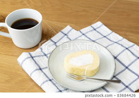 卷蛋糕和咖啡 83684426