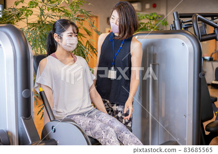 戴面罩教腿部肌肉訓練的女人(腿部伸展) 戴面罩教腿部肌肉訓練的女人(腿部伸展) 83685565