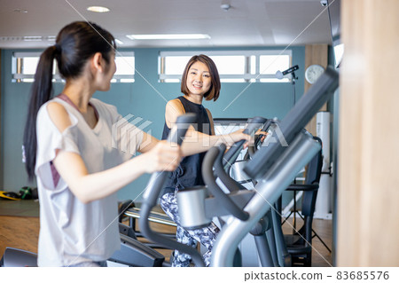 在健身房訓練的女性（問候） 83685576