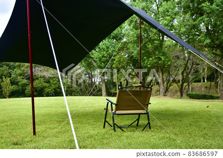 Solo camp image Black tarp and chair Solo camp image Black tarp and chair 83686597