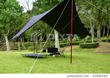 單人營地形象黑色防水布和營地裝備 83686599
