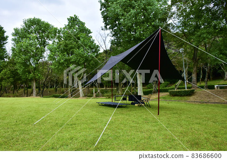 單人營地形象黑色防水布和營地裝備 單人營地形象黑色防水布和營地裝備 83686600