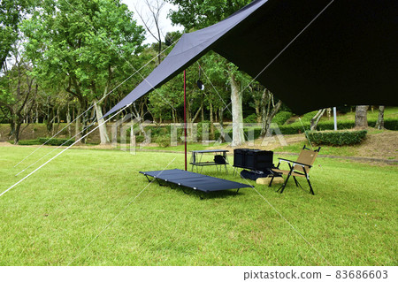 單人營地形象黑色防水布和營地裝備 83686603