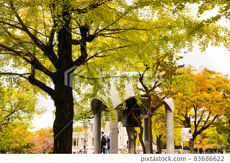 這是一個假日公園景觀。你可以看到家庭和人們在看書。請在和平的氣氛中。 83686622