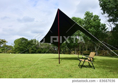 Solo camp image Black tarp and chair 83687036