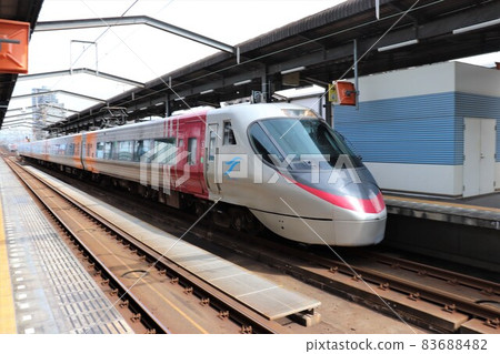 8000系列特急列車潮風宇多津站與讚線香川縣四國 83688482