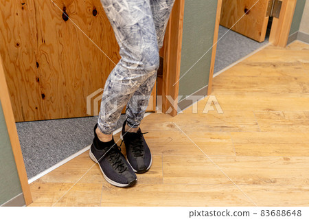 從更衣室出來的女人（運動鞋） 83688648