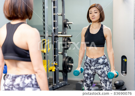 在鏡子前拿著啞鈴的女人 在鏡子前拿著啞鈴的女人 83690076