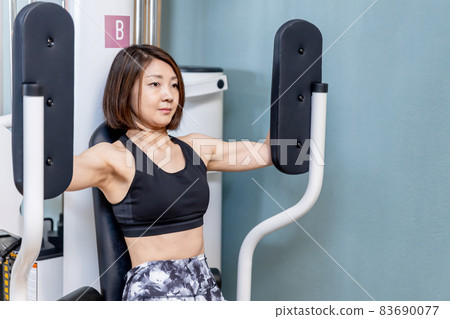 在體育館鍛煉肌肉的女人(堅忍) 在體育館鍛煉肌肉的女人(堅忍) 83690077
