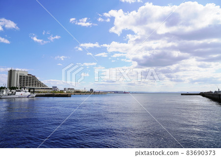 Kobe Port (Autumn) seen from Meriken Wharf 83690373