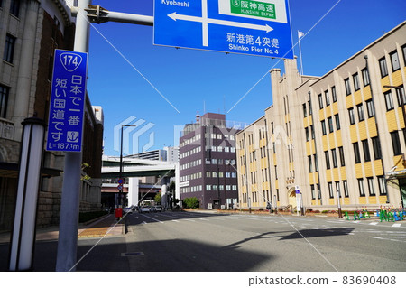 神戶日本最短的國道174號(新港區,秋季) 神戶日本最短的國道174號(新港區,秋季) 83690408