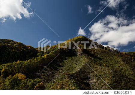 Mountains and blue sky with a bitter atmosphere 83691024