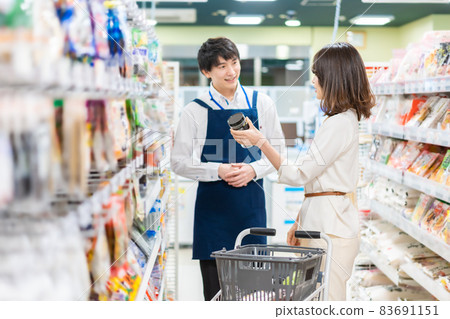 People who shop for groceries at supermarkets People who shop for groceries at supermarkets 83691151