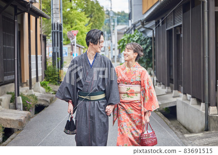 A young couple sightseeing in Mamedamachi, Hita City in kimono 83691515
