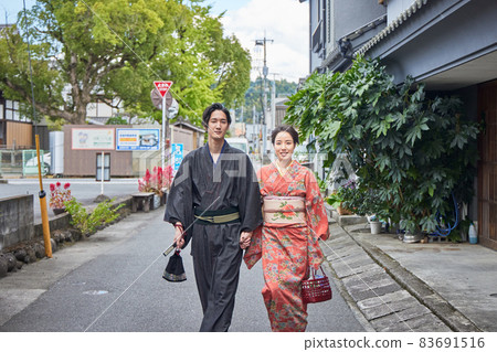 一對穿著和服在日田市豆田町觀光的年輕夫婦 一對穿著和服在日田市豆田町觀光的年輕夫婦 83691516