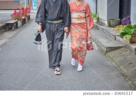 穿著和服觀光的年輕夫婦 穿著和服觀光的年輕夫婦 83691517