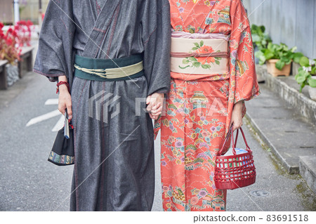 穿著和服觀光的年輕夫婦 穿著和服觀光的年輕夫婦 83691518