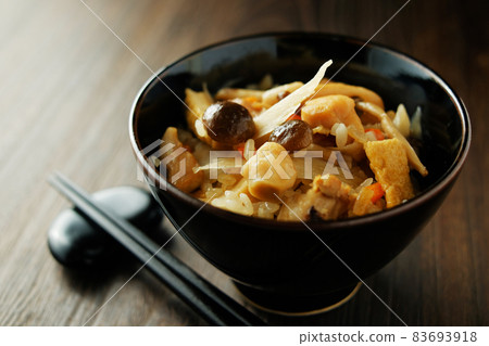 Rice cooked with chicken and burdock Rice cooked with chicken and burdock 83693918