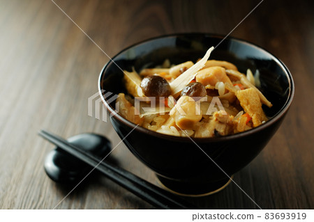 雞肉和牛蒡飯 雞肉和牛蒡飯 83693919