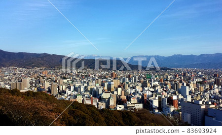 從愛媛縣松山市松山城眺望白雪皚皚的石槌山[2月] 83693924