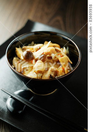 雞肉和牛蒡飯 雞肉和牛蒡飯 83693938