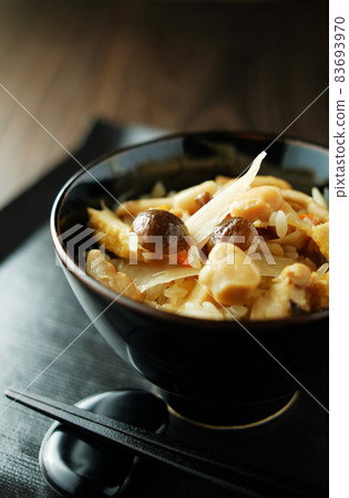 Rice cooked with chicken and burdock 83693970