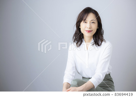 Middle-aged female Middle-aged female 83694419