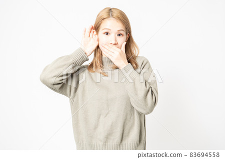 一個穿毛衣的年輕女人，聽謠言 83694558